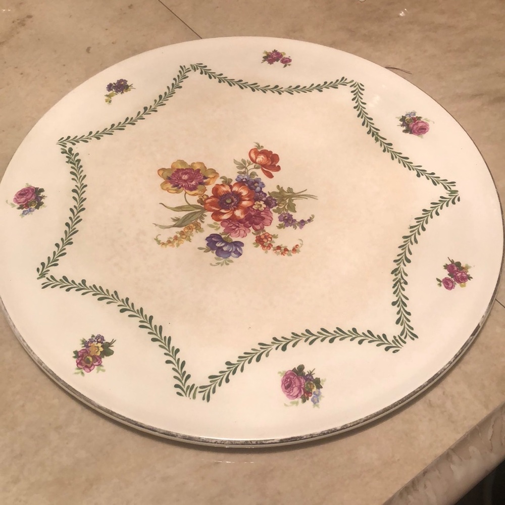 Very pretty  Floral cake plate 11” round